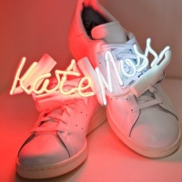 Кейт Мос прави обувки за благотворителност